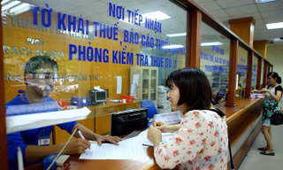 Người dân đi nộp thuế thu nhập cá nhân ở Chi cục Thuế Hà Nội. ảnh: Hồng Vĩnh 