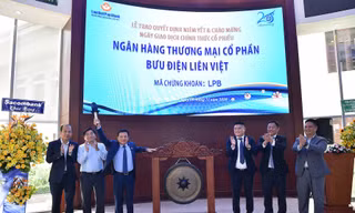 Ông Phạm Doãn Sơn thực hiện nghi thức đánh cồng trong phiên giao dịch đầu tiên của cổ phiếu LienVietPostBank trên sàn HoSe 