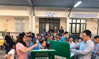 Bệnh nhân xếp hàng chờ cháo Hòa Hương 