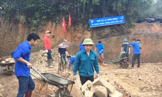Đoàn viên, thanh niên địa phương tình nguyện tham gia ngày công xây nhà mới cho gia đình chị Xóp Ảnh: Duy Chiến