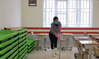 Các trường học vệ sinh, sát khuẩn để đón học sinh đi học trở lại sau đợt nghỉ kéo dài 