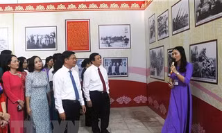 Ông Nguyễn Xuân Thắng - Bí thư Trung ương Đảng, Giám đốc Học viện Chính trị Quốc gia Hồ Chí Minh, Chủ tịch Hội đồng Lý luận Trung ương tham quan triển lãm về Xô viết Nghệ Tĩnh - Ảnh: TTXVN