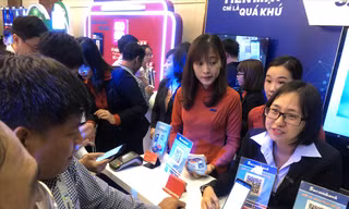 Người tiêu dùng tìm hiểu phương thức thanh toán không dùng tiền mặt. Ảnh: U.P 