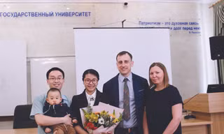 Gia đình TS Nguyễn Thu Hương với vợ chồng Giáo sư hướng dẫn Ảnh: NVCC