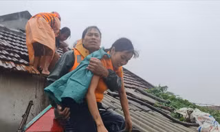 Chị Huyền và gia đình được nhóm thuyền ông Chương giải cứu