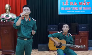 Binh nhất Lê Đại Dương (bên phải) thể hiện tài chơi  đàn ghi ta tại lễ ra mắt CLB “Lý luận trẻ” 