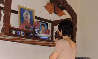 Bà Tâm thắp nén nhang cho người chồng quá cố