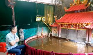 Nghệ sỹ Phan Thanh Liêm bên sân khấu rối nước thu nhỏ mùa “Cô Vy”