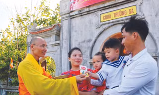 Sư trụ trì chùa Trường Sa mừng tuổi em nhỏ