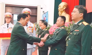 Đại tướng Ngô Xuân Lịch trao quyết định thăng quân hàm trước niên hạn, tuyển dụng quân nhân chuyên nghiệp cho 4 GMTTB toàn quân, sáng 17/3. Ảnh: Nguyễn Minh