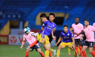 CLB Hà Nội vươn lên chiếm vị trí thứ 2 của Sài Gòn FC ảnh: Anh Tú 