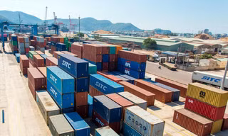 Bốc xếp hàng hóa xuất/nhập khẩu bằng container tại cảng Quy Nhơn (Bình Định). Ảnh: QK