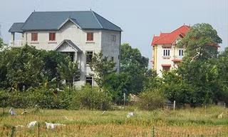 Hai căn biệt thự xây dựng trên đất nông nghiệp ở xã Xuân Thu. Ảnh: Nguyễn Thắng