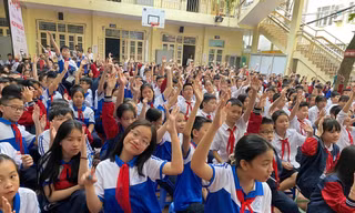 Học sinh hào hứng trả lời những câu hỏi về sử dụng mạng xã hội 