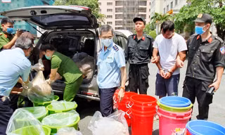 Lực lượng chức năng Việt Nam kiểm tra lô ma túy katamine thu giữ hồi đầu tháng 5/2019 Ảnh: Văn Minh