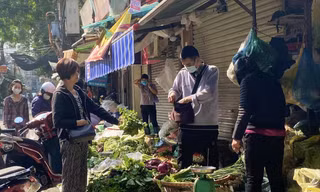 Rau xanh giá rẻ sau tết, đắt khách ngày đầu năm - Ảnh: Việt Linh