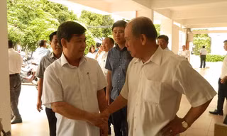 Viện trưởng Viện KSND Tối cao Lê Minh Trí (bên trái) trao đổi với cử tri TPHCM sau hội nghị tiếp xúcẢnh: H.T 
