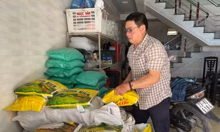 Gia đình ông Thống giờ bán thêm gạo với hi vọng trả được món nợ bị lừa