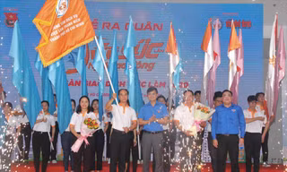 Bí thư Trung ương Đoàn Bùi Quang Huy trao cờ hiệu ra quân chương trình “Tiếp sức người lao động” năm 2020 Ảnh: NGÔ TÙNG