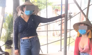 Hai cô gái mời khách mua dâm ngay tại các ki ốt bên đường Mỹ Phước Tân Vạn thuộc phường Thuận Giao, TP Thuận An 