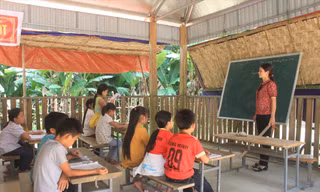 Cô trò Trường tiểu học và THCS xã Trí Nang, huyện Lang Chánh (Thanh Hóa) đang dạy, học ở phòng nứa lá, tạm bợ tại bản Năng Cát Ảnh: Hoàng Lam