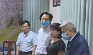 Công an đọc lệnh bắt tạm giam Doãn Hữu Long (áo trắng) và các thuộc cấp