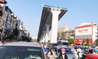 Ùn tắc như nêm tại nút giao Ngã Tư Sở - Ngã Tư Vọng (điểm lên xuống đường Vành đai 2 trên cao) sáng 9/11Ảnh: A.Trọng 