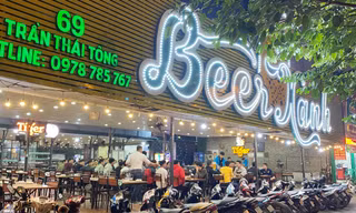Nhiều khách đến quán "Beer Xanh" ở Trần Thái Tông và để xe máy thành hàng dài trên vỉa hè. Ảnh: Trọng Tài 