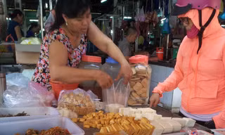 Thực phẩm chay giả mặn “3 không” màu sắc bắt mắt, bao gói nilon sơ sài