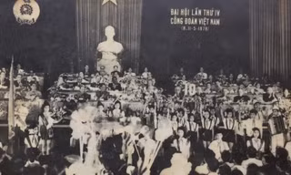 Đội viên Cung Thiếu nhi Hà Nội chào mừng Đại hội Công Đoàn Việt Nam 1978. Phùng Thế Long kéo arcordeon, bên phải là Bình “Bột”, bên trái Long là Tạ Quang Đông, Dương Thanh Hương… ảnh: TƯ LIỆU 