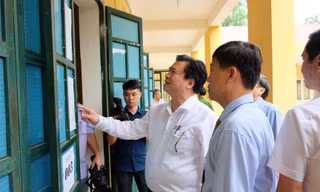 Đoàn công tác của Bộ GD&ĐT kiểm tra công tác chuẩn bị thi tại Yên Bái Ảnh: nghiêm huê 