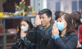 'Kệ' COVID-19, người dân không đeo khẩu trang nườm nượp đổ về lễ Phủ Tây Hồ 