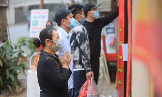Đền chùa đóng cửa, người dân Hà Nội đứng ngoài vái vọng ngày rằm tháng Giêng