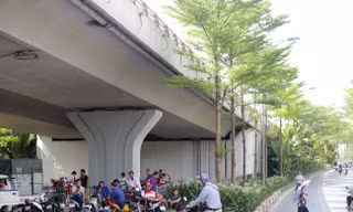Người dân Hà Nội đổ về công viên, hồ nước, gầm cầu trốn nắng nóng 'thiêu đốt'