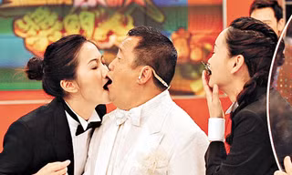 Loạt ảnh ông trùm Tăng Chí Vỹ ôm hôn, động chạm bạn diễn nữ