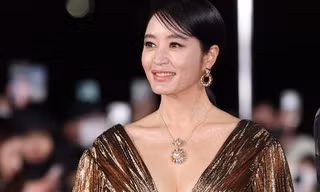 Không ai vượt qua được sự nóng bỏng của Kim Hye Soo dù ở tuổi 53
