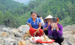 Người thân nhà bà Hoàn khóc cạn nước mắt sau mấy ngày ròng rã vẫn không tìm thấy xác của bốn người trong gia đình bà