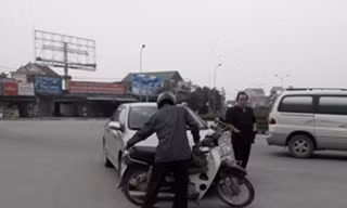 Phó Giám đốc Sở đứng nhìn người bị tai nạn giao thông