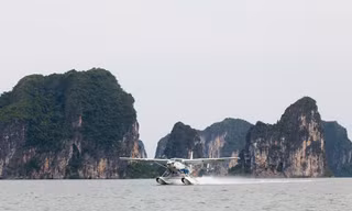 Thuỷ phi cơ Hải Âu hạ cánh trên Vịnh Hạ Long