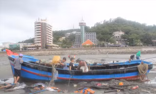 Tàu thuyền của ngư dân Vũng Tàu bị bão quật tan tành. ảnh: Ngô Tùng