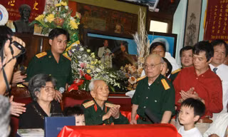 Đại tá Nguyễn Huyên (bên phải Đại tướng) trong Lễ dâng Kiếm lệnh và Trống đồng 