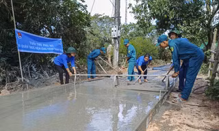  Các bạn trẻ Phù Mỹ (Bình Định) làm đường bê tông nông thôn tại thị trấn Phù Mỹ. Ảnh: Trương Định 