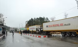 Xe hàng xuất khẩu qua cửa khẩu Hữu Nghị nhỏ giọt. Ảnh: Duy Chiến