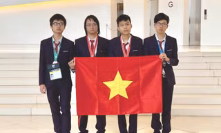 Bùi Hồng Đức (thứ 2 từ phải qua) cùng thành viên đội tuyển Olympic Tin học Quốc tế năm 2019. ẢNH: NVCC