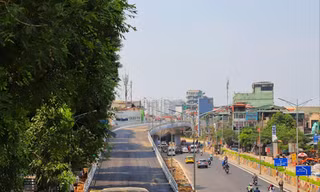 Cầu vượt tại nút giao An Dương - đường Thanh Niên - một dự án trọng điểm của Hà Nội cũng bị chậm 2 tháng vì bất cập trong cơ chế phối hợp