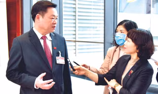 Bí thư Tỉnh ủy Bắc Kạn Hoàng Duy Chinh (bên trái) trả lời phỏng vấn báo chí