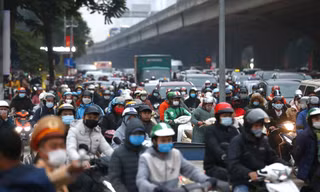 Bị rào, quây đường thi công, dân chen chúc trên đường Khuất Duy Tiến (chụp ngày 23/12). Ảnh: Như ý