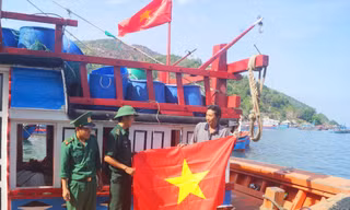 Trạm KSBP Đại Lãnh (Đồn Biên phòng Đầm Môn) tặng cờ Tổ quốc cho ngư dân. ẢNH: NGUYỄN MINH