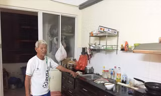 Ông Hoàng Danh Ti trong căn hộ tạm cư.      Ảnh: P.V
