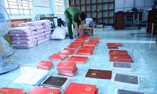 Phôi văn bằng chứng chỉ bị cơ quan chức năng Hà Nội thu giữ. ảnh: PV